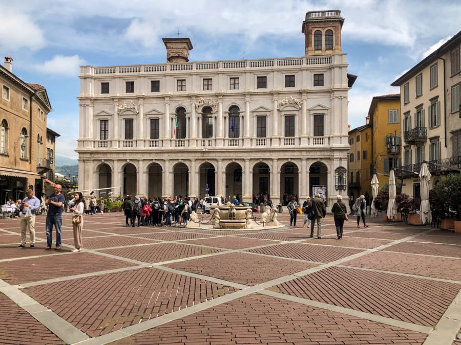 기차를 통해 밀라노에서 베르가모까지 저렴하게가는 방법