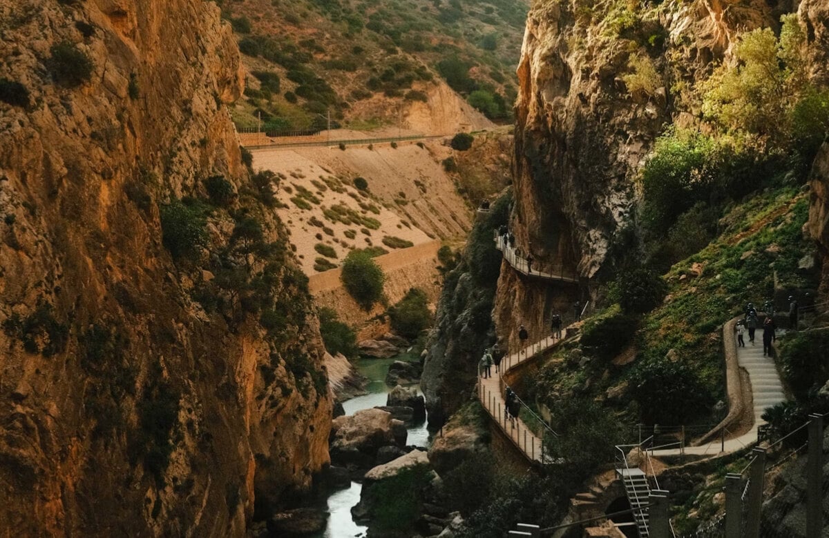 세계에서 가장 무서운 하이킹 트레일 (두려움없는 등산객을 위해)