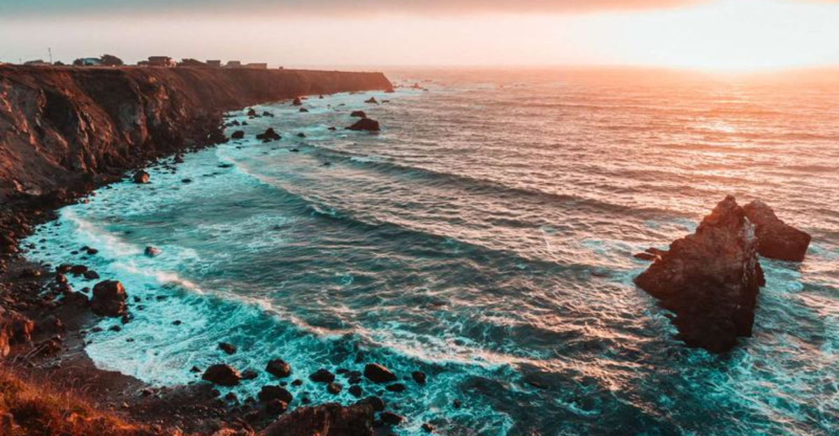 캘리포니아 해안에 숨겨져있는 레드 우드와 상점으로 가득 찬 과소 평가 된 작은 예술 도시입니다.